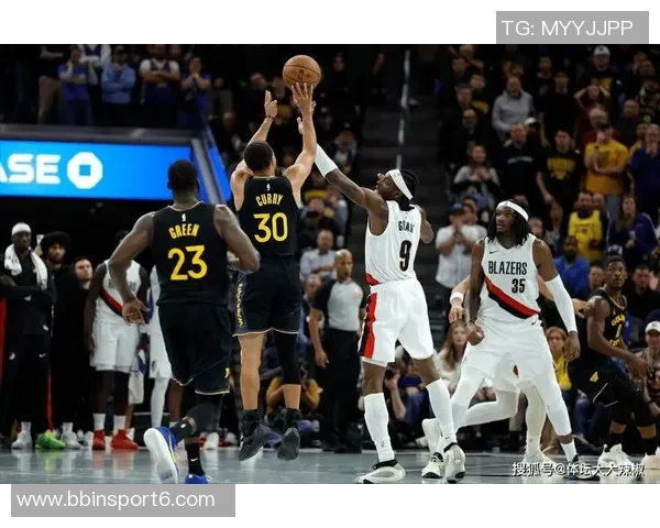 老将默契配合霍福德助攻库里精彩反篮打成21